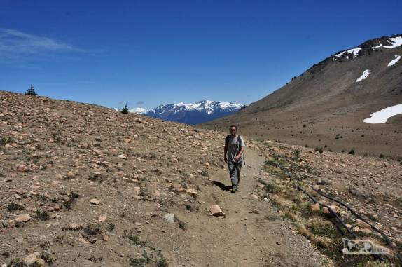 Caminhando na trilha que sobre o Cerro Piltriquitrón, em El Bolsón, na Argentina